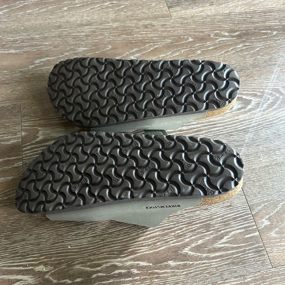 BIRKENSTOCK Arizonas in Stone size 9 - Picture 3 of 3